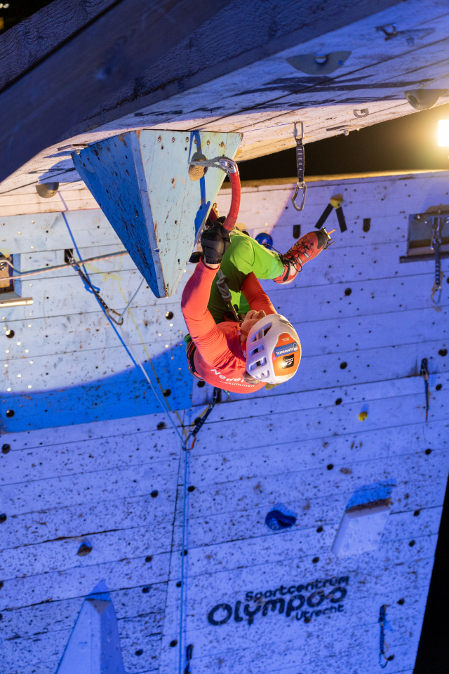 Line maakt een Figure 4 tijdens het NK ijsklimmen in 2019. Foto door Bas Visscher.